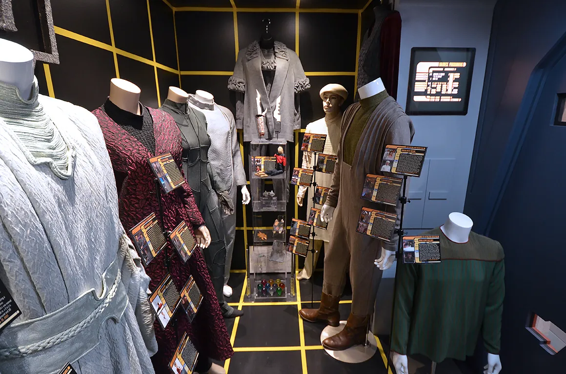 display-enterprise-d-holodeck-c