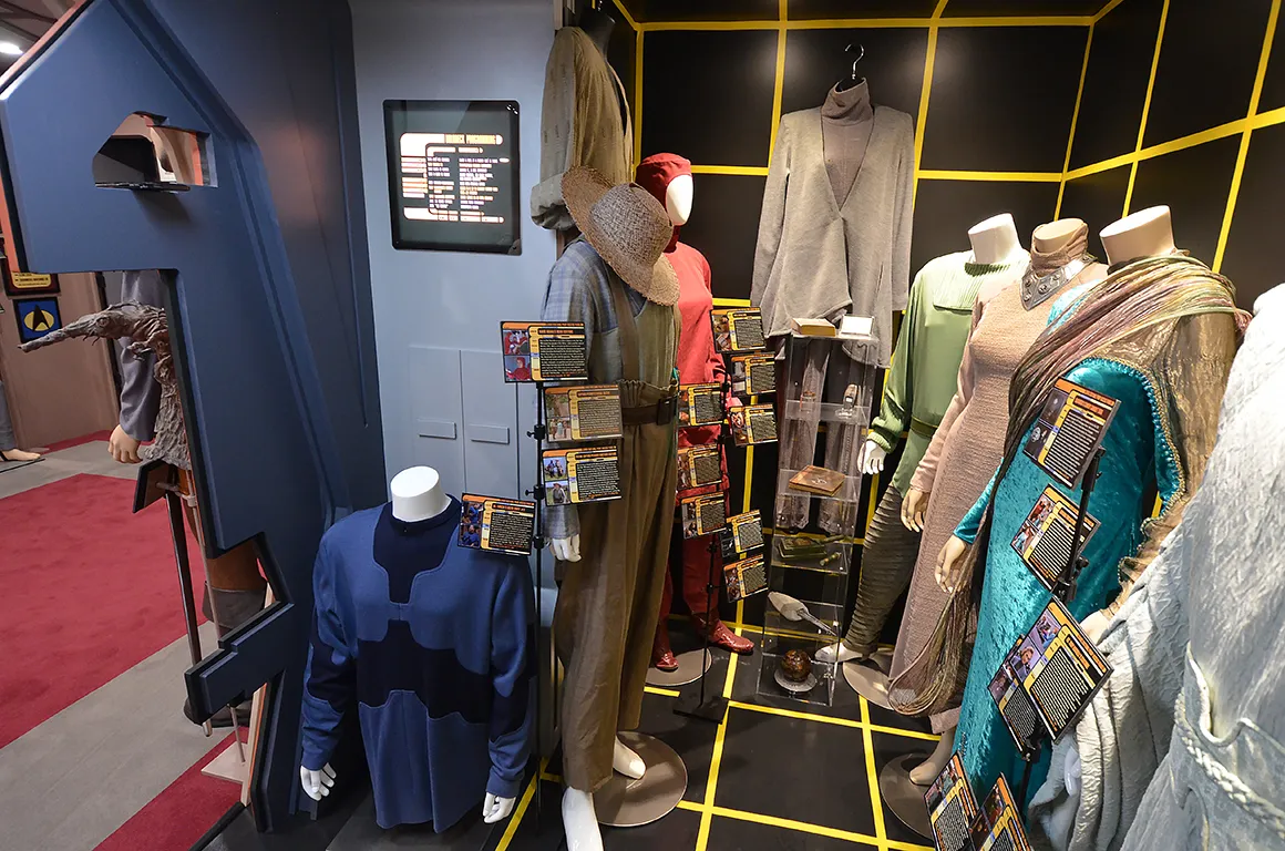 display-enterprise-d-holodeck-g