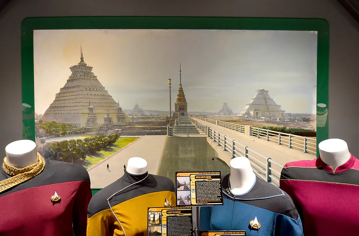 display-enterprise-d-ten-forward-c1