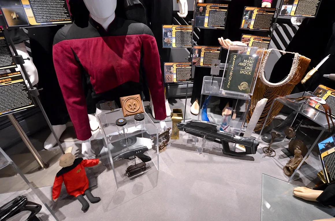 display-enterprise-d-ten-forward-f