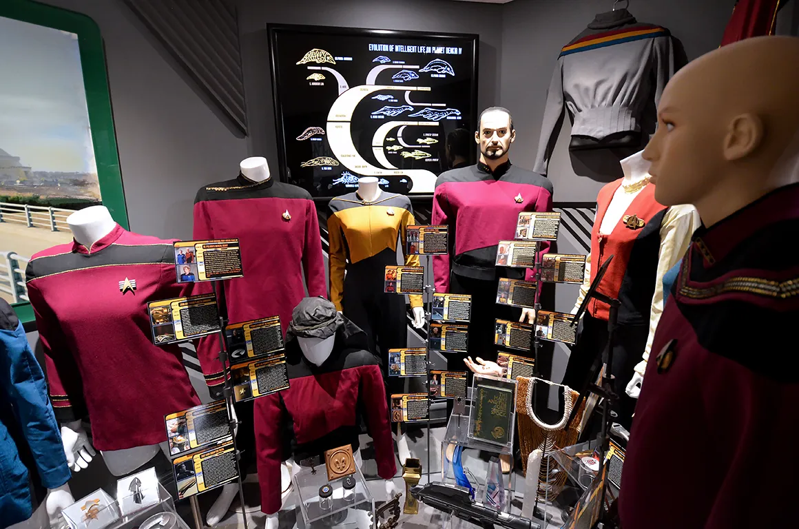 display-enterprise-d-ten-forward-g