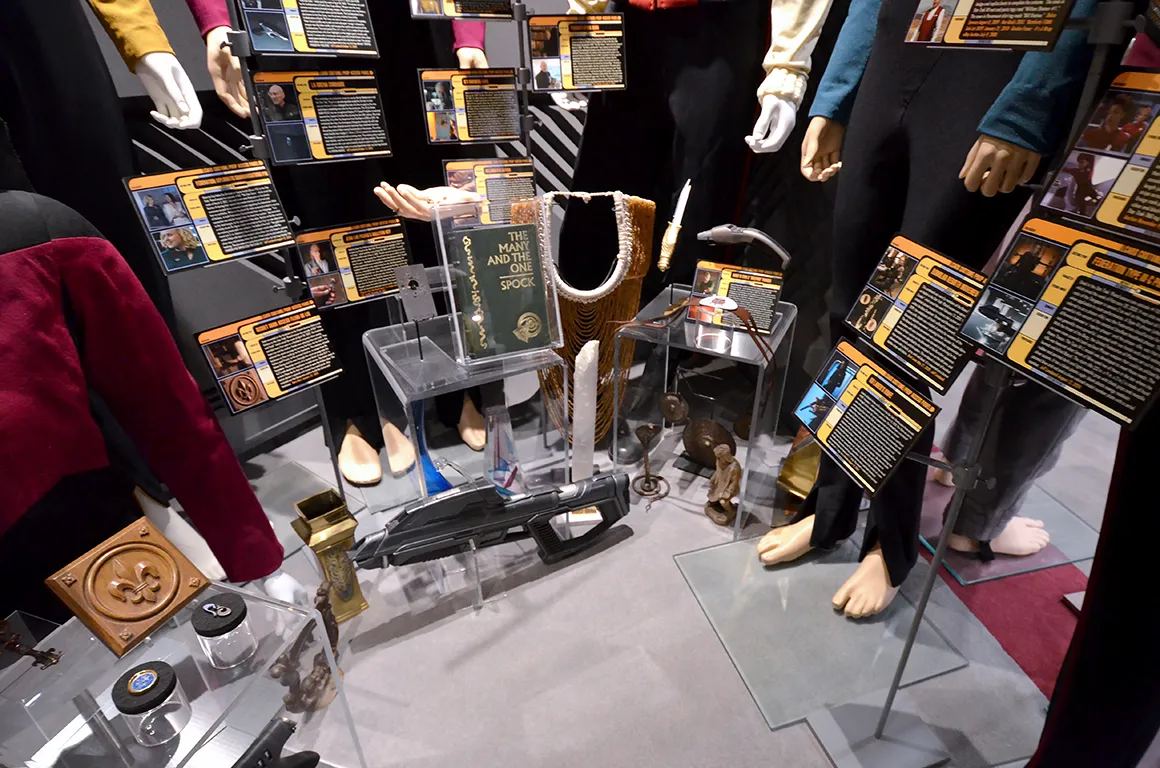 display-enterprise-d-ten-forward-i1