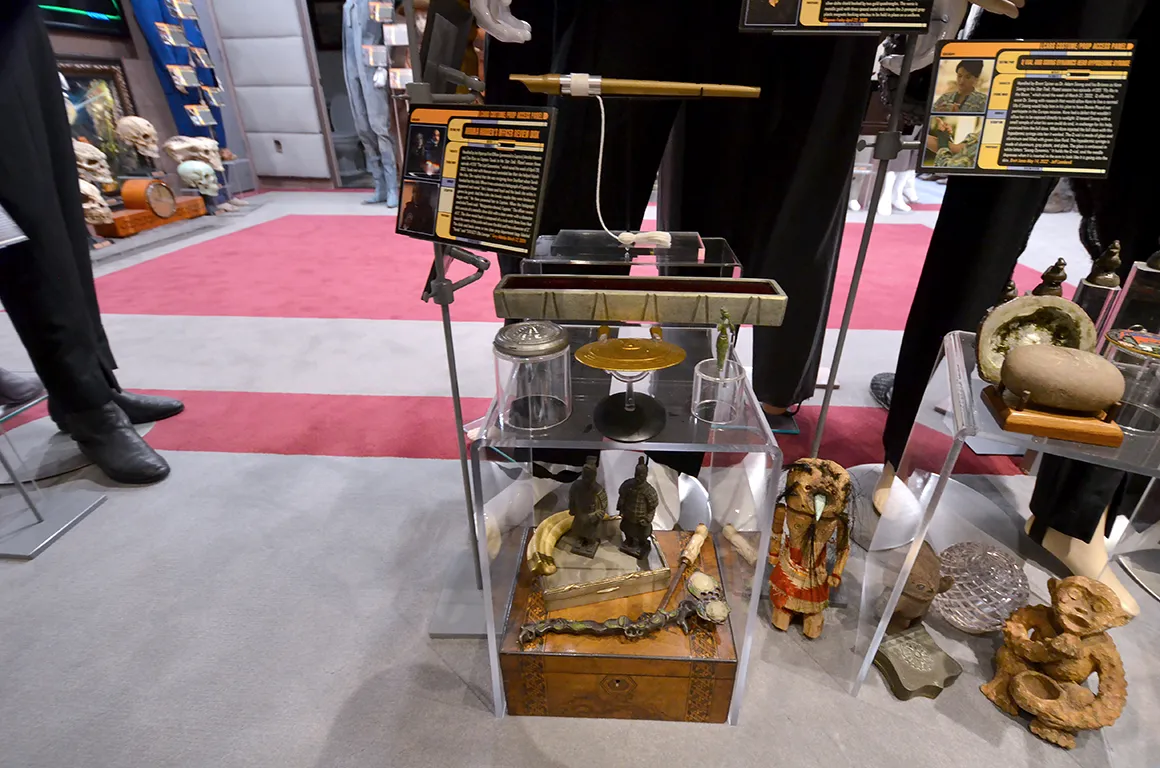 display-enterprise-d-ten-forward-l