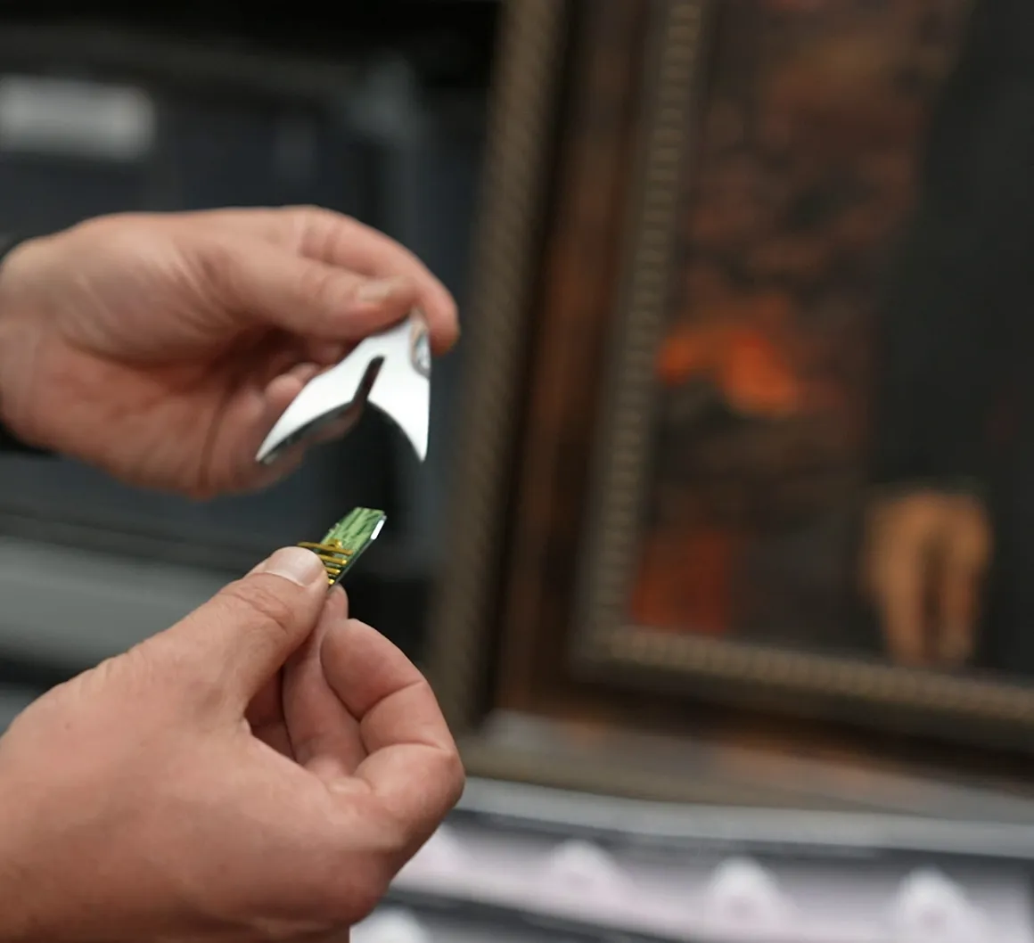 gallery-confederation-combadge-prop-dept-photo