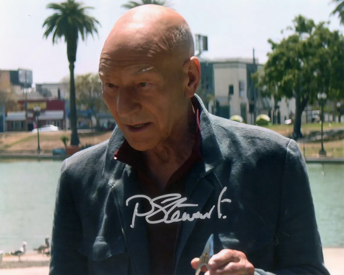 gallery-picard-jl-alt-tl-combadge-stp