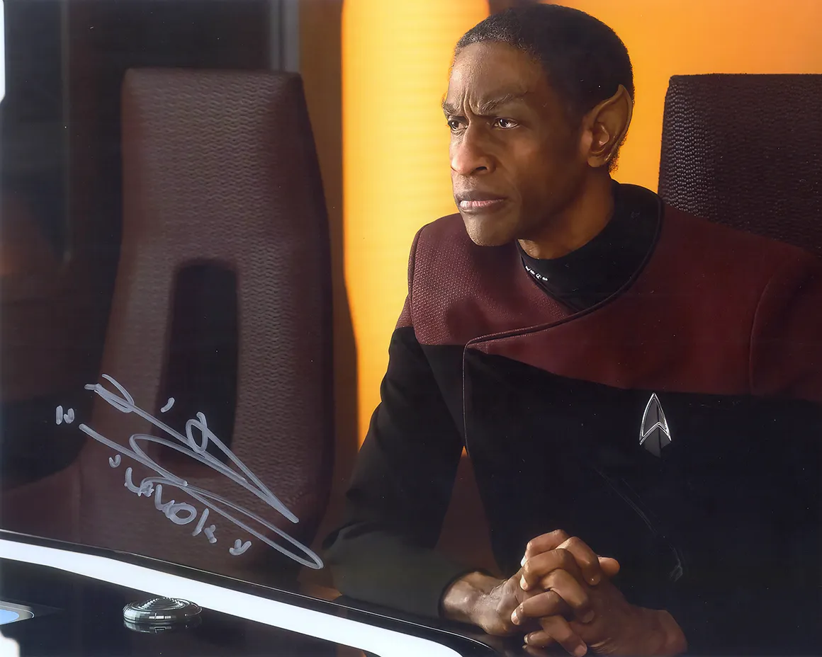 gallery-tuvok2-officer-review-disk