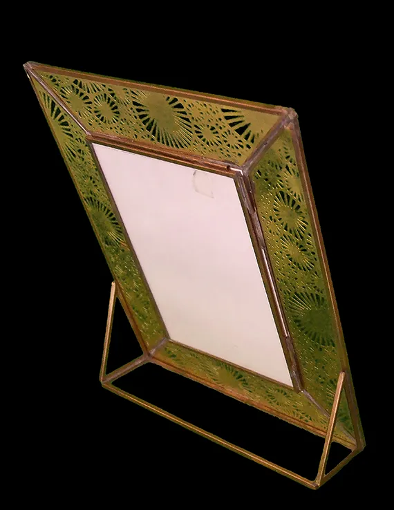 main-02-framed-photo-rear-display